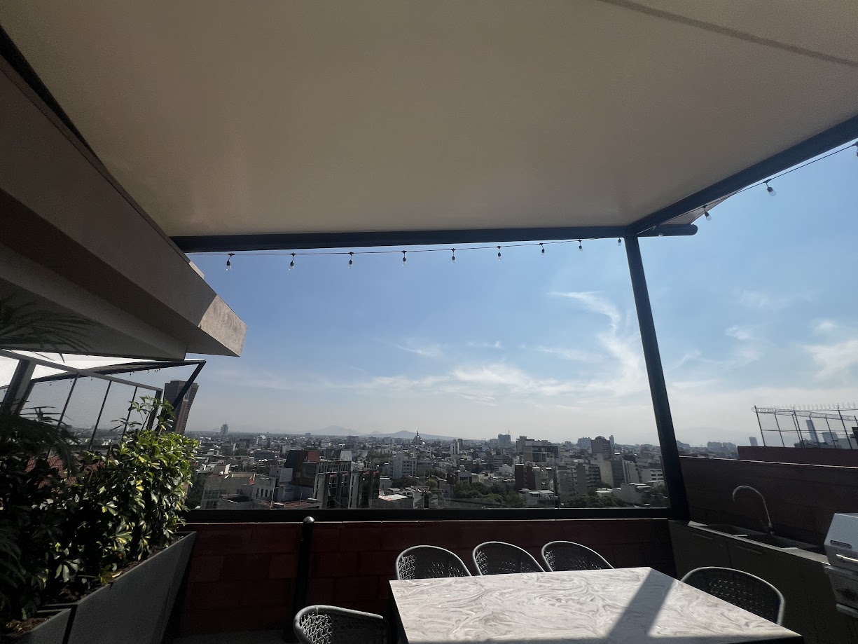 Velaria bioclimática reduciendo el calor en una terraza moderna