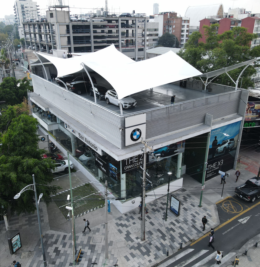 Cubierta de protección solar para agencia de autos BMW - Arquitectura textil DIDANF