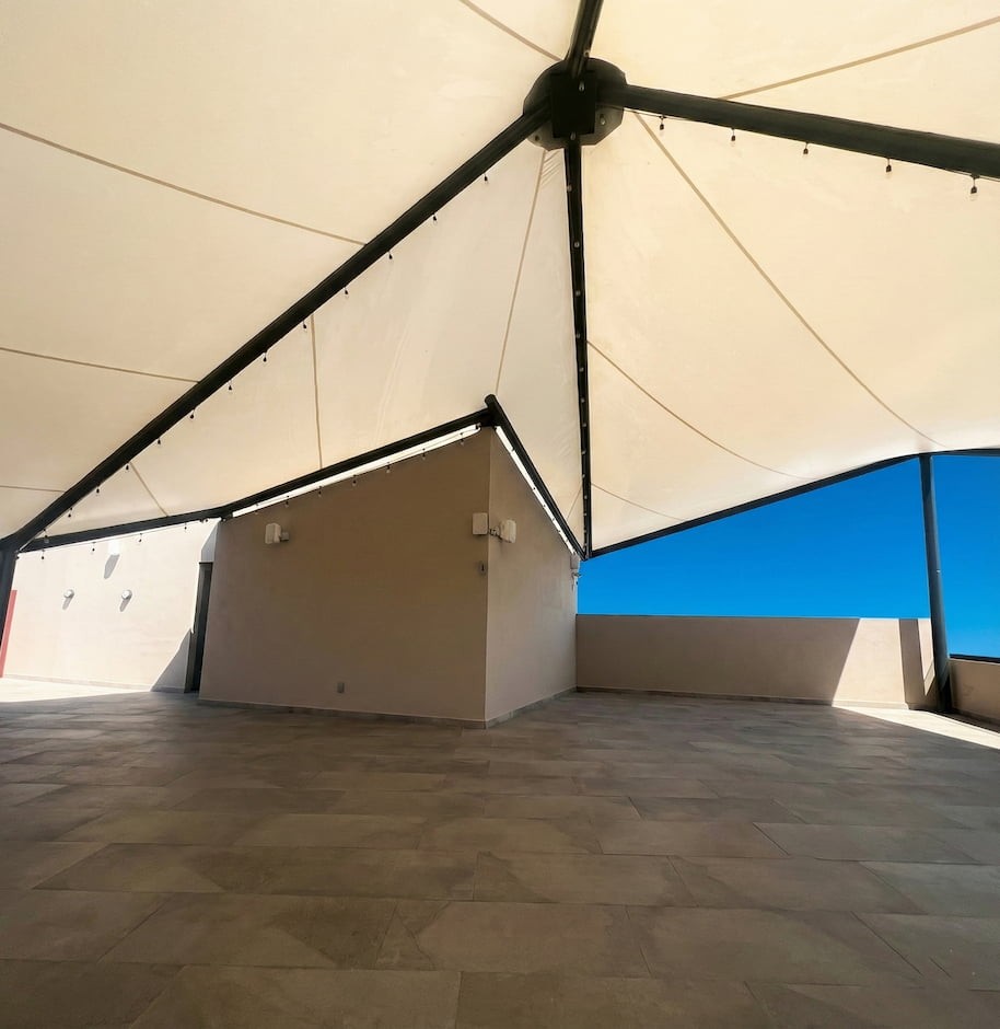 Tensoestructura resistente al viento para Roof Garden en Piso 11