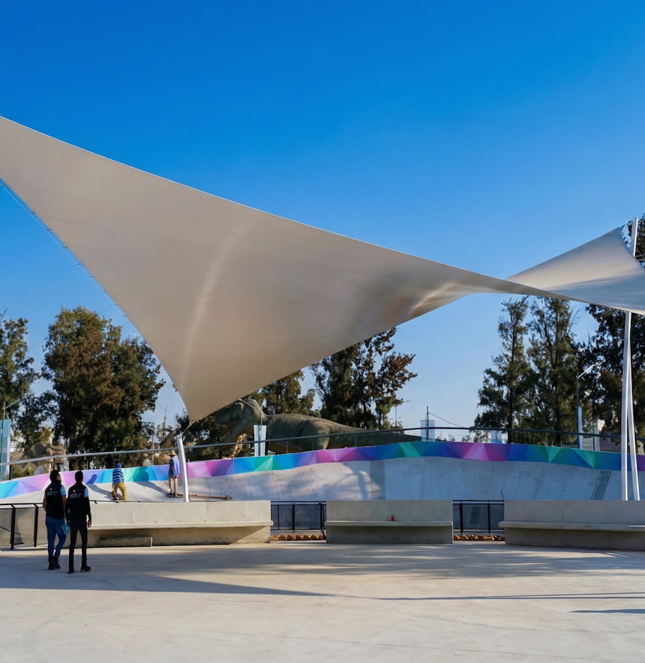 Velarias temáticas para protección solar en parque de dinosaurios Iztapasauria