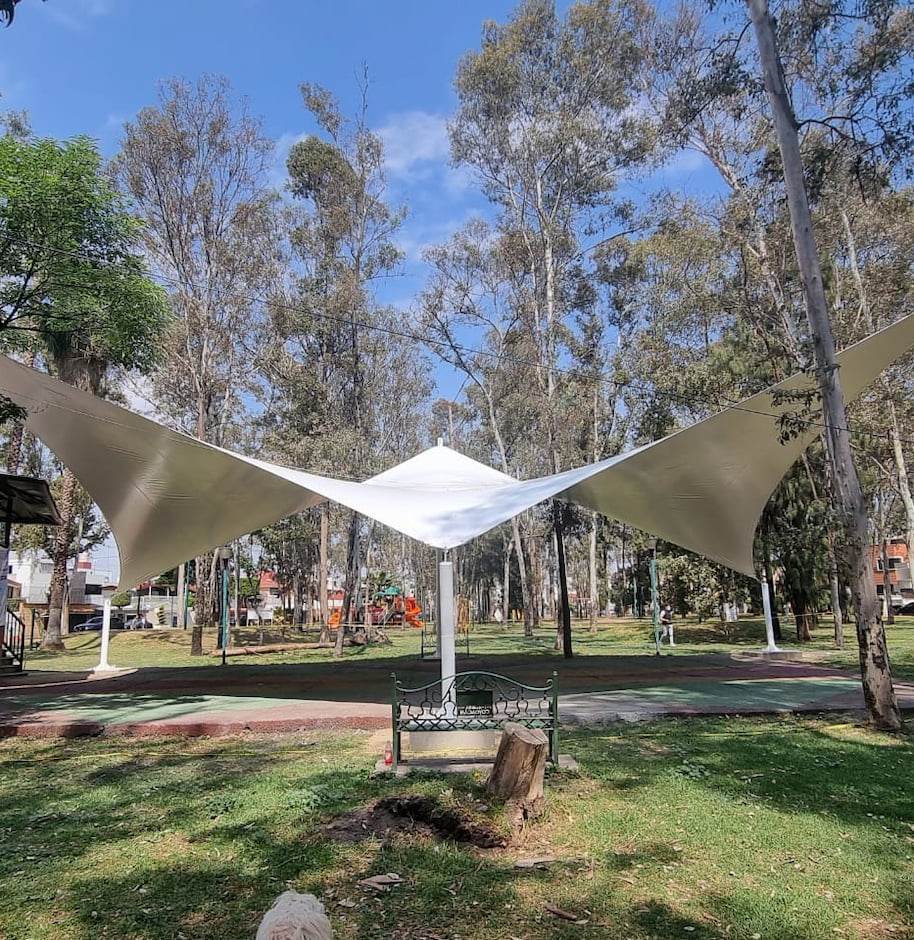 Remodelación de Kiosco municipal con cubierta textil tensada moderna