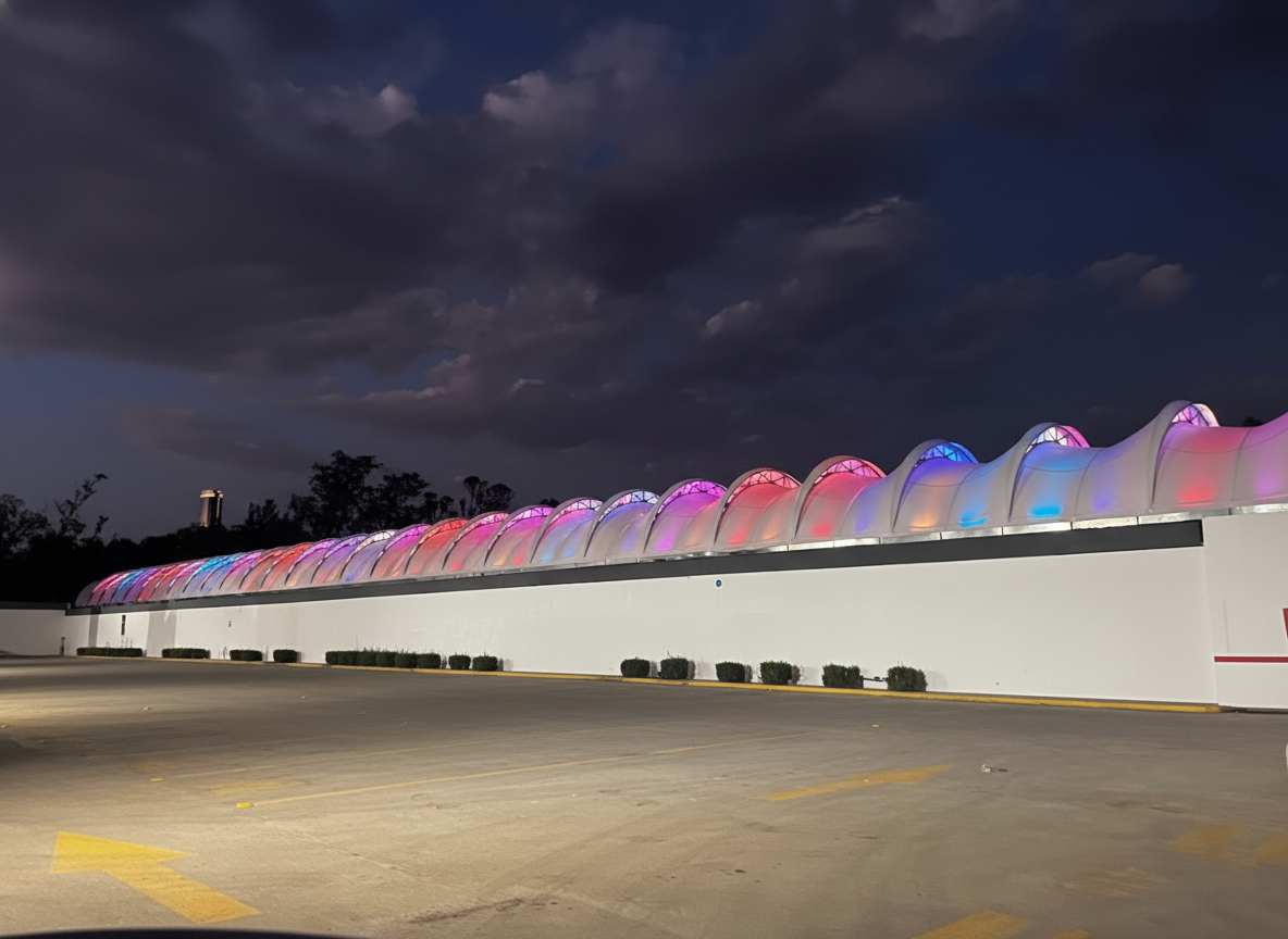 Toldo fijo de lona instalado en la entrada de un local comercial.